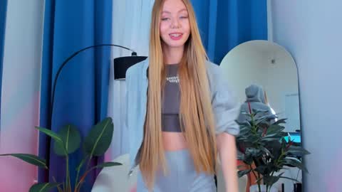 Snapshot of cassie_palmer chatting on December 2024 10:03:02 AM Hello my name is Cassie and my friend Nilo is also here online show from December 2024 10:03:02 AM