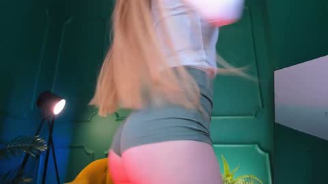 Snapshot of cassie_palmer chatting on January 2025 06:55:02 AM Hello my name is Cassie and my friend Nilo is also here online show from January 2025 06:55:02 AM