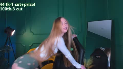 Snapshot of cassie_palmer chatting on January 2025 09:58:02 AM Hello my name is Cassie and my friend Nilo is also here online show from January 2025 09:58:02 AM