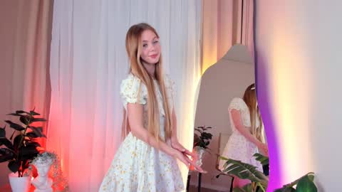 Snapshot of cassie_palmer chatting on February 2025 09:37:01 AM Hello my name is Cassie and my friend Nilo is also here online show from February 2025 09:37:01 AM