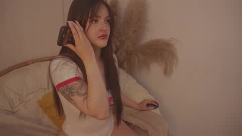 Diane Independent model online show from September 2025 07:05:01 PM