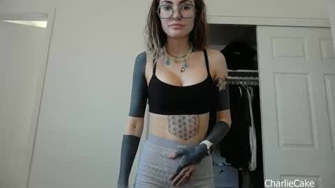 Charlie Cake online show from December 2025 08:15:02 PM