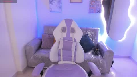 Snapshot of charlote_cowell_sub_ chatting on December 2025 08:47:02 PM online show from December 2025 08:47:02 PM