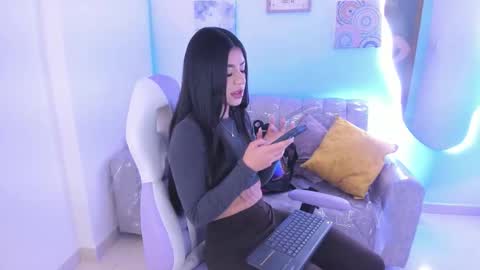 Snapshot of charlote_cowell_sub_ chatting on January 2026 06:22:02 PM online show from January 2026 06:22:02 PM