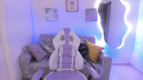 Snapshot of charlote_cowell_sub_ chatting on January 2026 05:37:01 PM online show from January 2026 05:37:01 PM