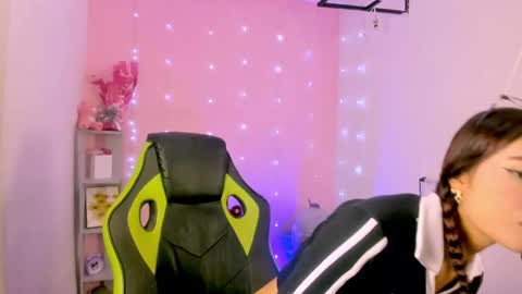 Snapshot of charlotteee_02 chatting on October 2025 01:20:01 AM charlotteee online show from October 2025 01:20:01 AM