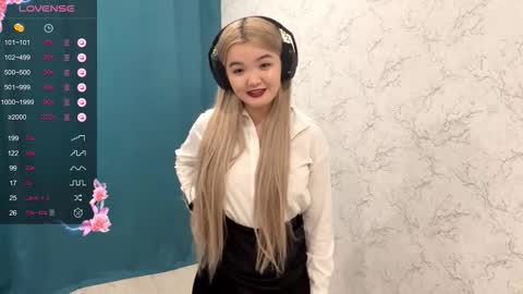 Snapshot of cherry_in_dreams chatting on November 2025 05:18:02 AM Kate online show from November 2025 05:18:02 AM