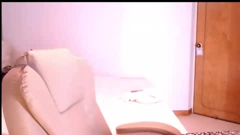 Anna online show from November 2025 12:33:01 PM