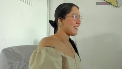 Snapshot of chloe_thomsoon chatting on May 2026 08:47:01 PM chloe_thomsoon online show from May 2026 08:47:01 PM