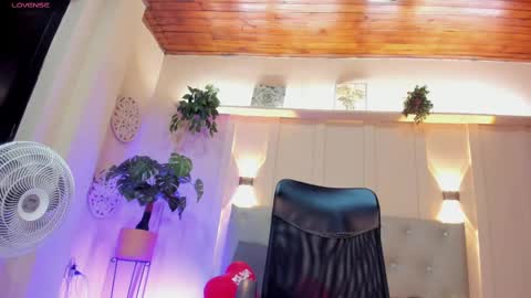 Snapshot of chloerossee chatting on February 2025 01:56:01 AM Chloe rosse online show from February 2025 01:56:01 AM