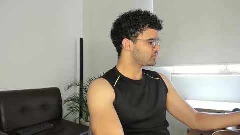 Im Chirs IM MODEL INDEPENDT online show from November 2025 02:18:02 PM