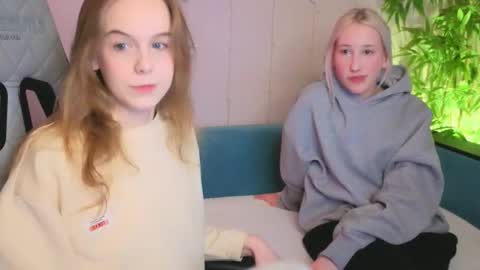 EvaBlonde TayaBrunette EliieBlack hair online show from February 2026 02:54:02 PM