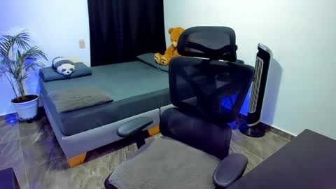 Luna and Sebas  online show from September 2025 12:00:02 AM