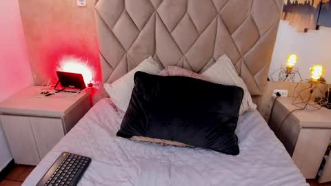 Laura  online show from April 2026 02:27:02 AM