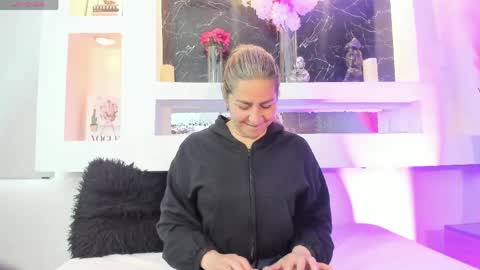 Cinthya  online show from May 2026 12:15:01 PM