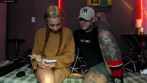Snapshot of cleosexxx chatting on March 2026 08:22:02 AM cleo y maikol online show from March 2026 08:22:02 AM