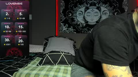 Snapshot of cleosexxx chatting on April 2026 08:20:02 AM cleo y maikol online show from April 2026 08:20:02 AM