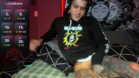 Snapshot of cleosexxx chatting on April 2026 05:01:02 AM cleo y maikol online show from April 2026 05:01:02 AM