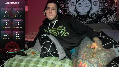Snapshot of cleosexxx chatting on April 2026 04:06:02 AM cleo y maikol online show from April 2026 04:06:02 AM