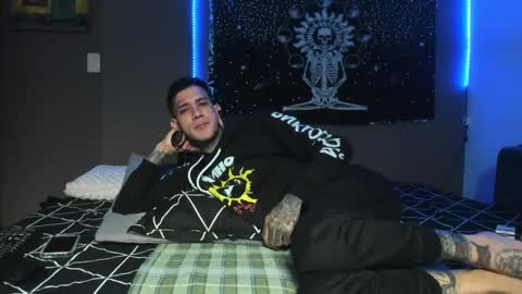 Snapshot of cleosexxx chatting on April 2026 05:19:01 AM cleo y maikol online show from April 2026 05:19:01 AM