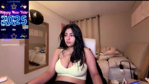 cloe small online show from November 2025 05:28:02 AM