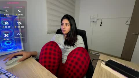 cloe small online show from April 2026 08:41:01 AM