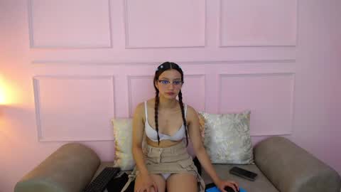 Snapshot of cloe_wills chatting on November 2025 03:33:01 PM Cloe online show from November 2025 03:33:01 PM