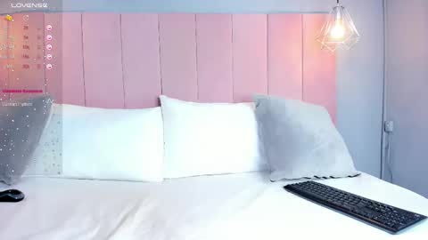 C L O E  online show from October 2025 04:40:01 AM