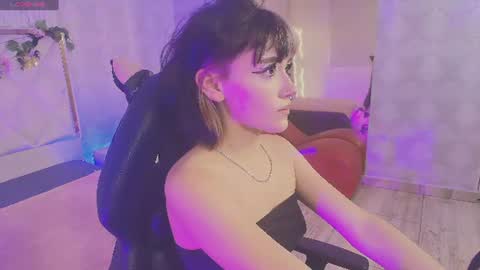 Snapshot of cloee_tay1 chatting on July 2026 11:19:02 AM cloee_tay1 online show from July 2026 11:19:02 AM