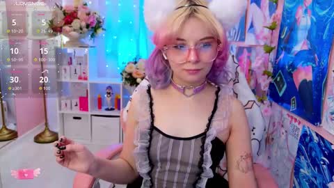 Mia online show from November 2025 09:54:01 PM