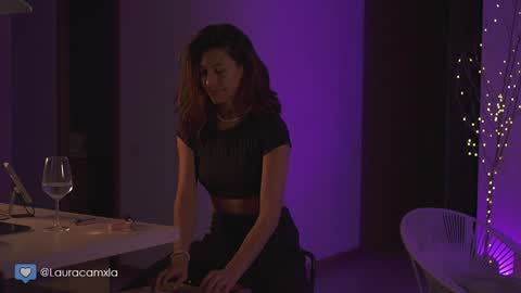 Snapshot of colouristic chatting on December 2024 11:19:02 PM Laura online show from December 2024 11:19:02 PM