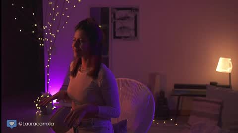 Snapshot of colouristic chatting on January 2025 12:48:01 AM Laura online show from January 2025 12:48:01 AM