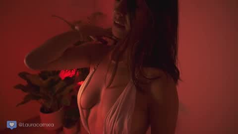 Snapshot of colouristic chatting on March 2025 06:35:01 AM Laura online show from March 2025 06:35:01 AM