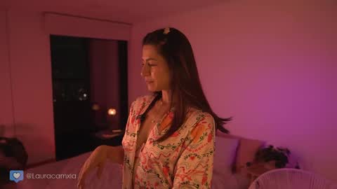 Snapshot of colouristic chatting on October 2025 11:06:02 PM Laura online show from October 2025 11:06:02 PM