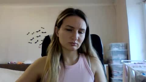 Snapshot of cora_fora chatting on November 2025 12:06:01 PM cora_fora online show from November 2025 12:06:01 PM