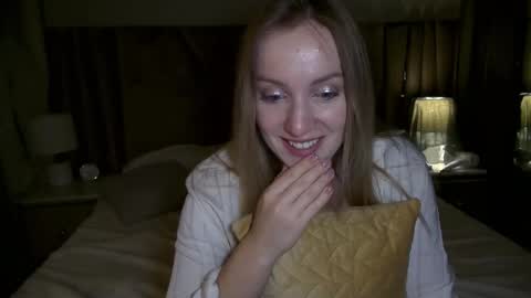 Snapshot of cosmo_blondiee chatting on October 2025 06:16:02 PM cosmo_blondiee online show from October 2025 06:16:02 PM