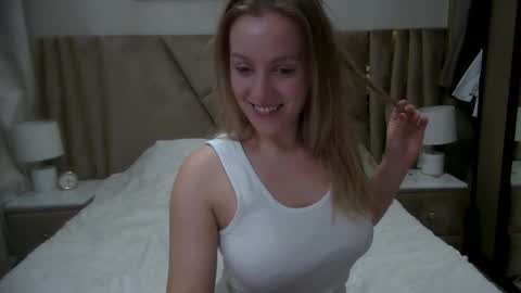 Snapshot of cosmo_blondiee chatting on October 2025 10:16:01 AM cosmo_blondiee online show from October 2025 10:16:01 AM