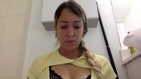 cramelito01 online show from April 2026 08:25:02 PM