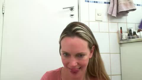 Snapshot of crazyanny chatting on January 2025 06:35:01 PM Anny online show from January 2025 06:35:01 PM