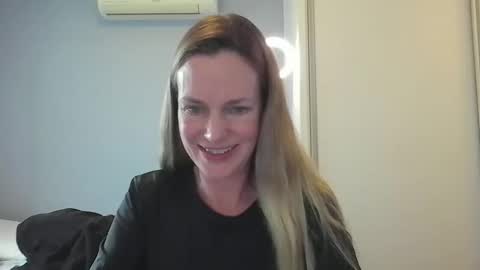 Anny online show from November 2025 03:51:01 PM