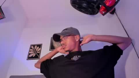 criss_zuri online show from May 2026 12:43:01 PM