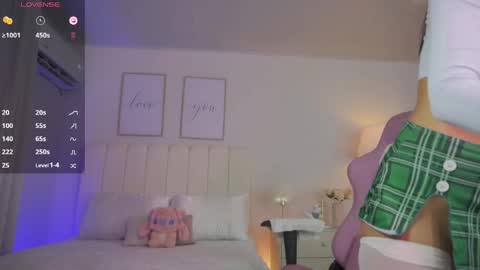 Snapshot of cristal_bunny chatting on April 2026 12:06:01 AM Cristal online show from April 2026 12:06:01 AM