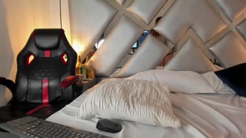 cristalevans_vc online show from October 2025 05:48:02 PM