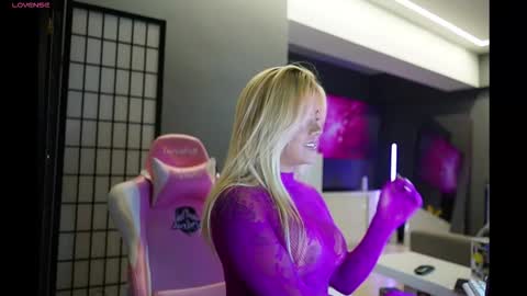 Laura online show from November 2025 09:08:02 AM