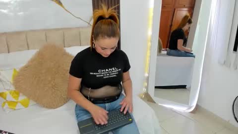 Snapshot of cristalwalker__ chatting on April 2026 10:35:02 AM cristal walker online show from April 2026 10:35:02 AM