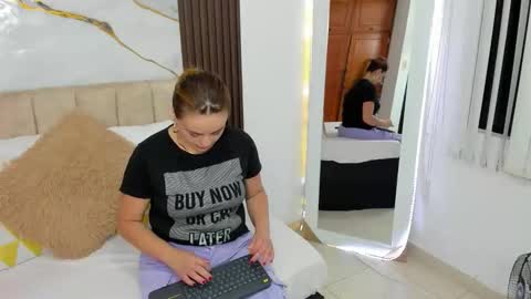 Snapshot of cristalwalker__ chatting on April 2026 10:26:01 AM cristal walker online show from April 2026 10:26:01 AM