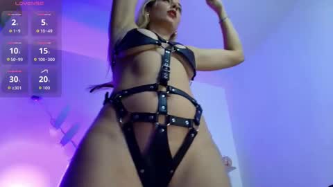 This blondie girl  is waiting for someone very horny to get some fun online show from October 2025 04:37:01 PM