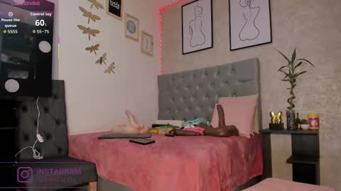 Snapshot of crystal_beennz chatting on December 2025 03:23:01 AM online show from December 2025 03:23:01 AM