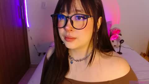 Snapshot of crystalitesq chatting on May 2026 01:05:02 PM Olivia online show from May 2026 01:05:02 PM