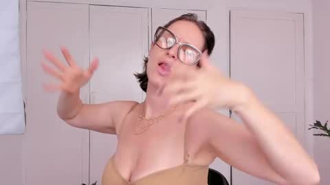 Leonela online show from April 2026 07:11:02 PM